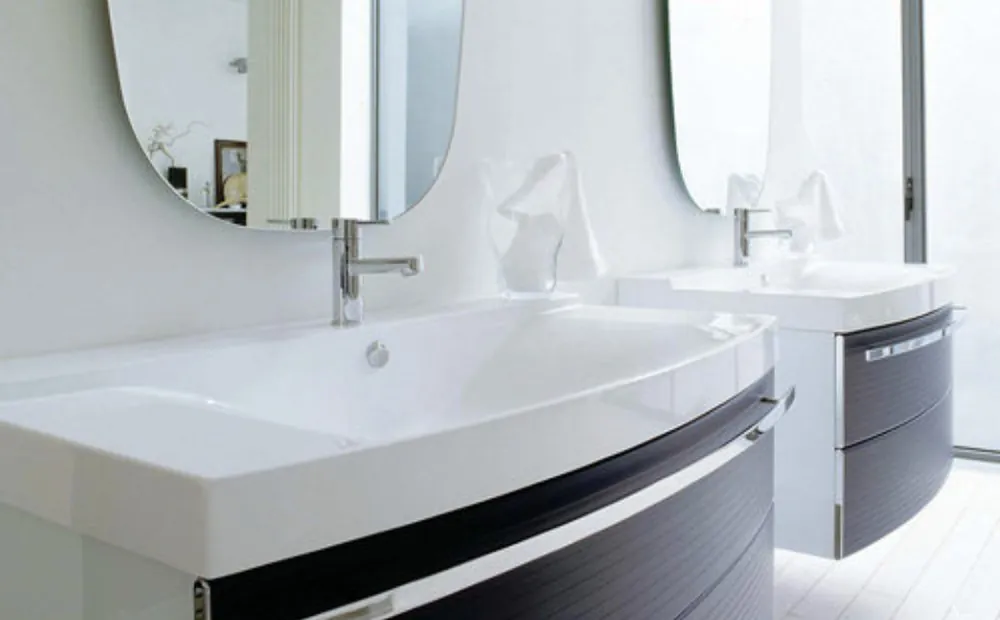 Bagno con mobile a cassetti e maniglie lunghe