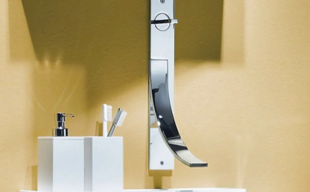 Rubinetto a parete di design in un bagno
