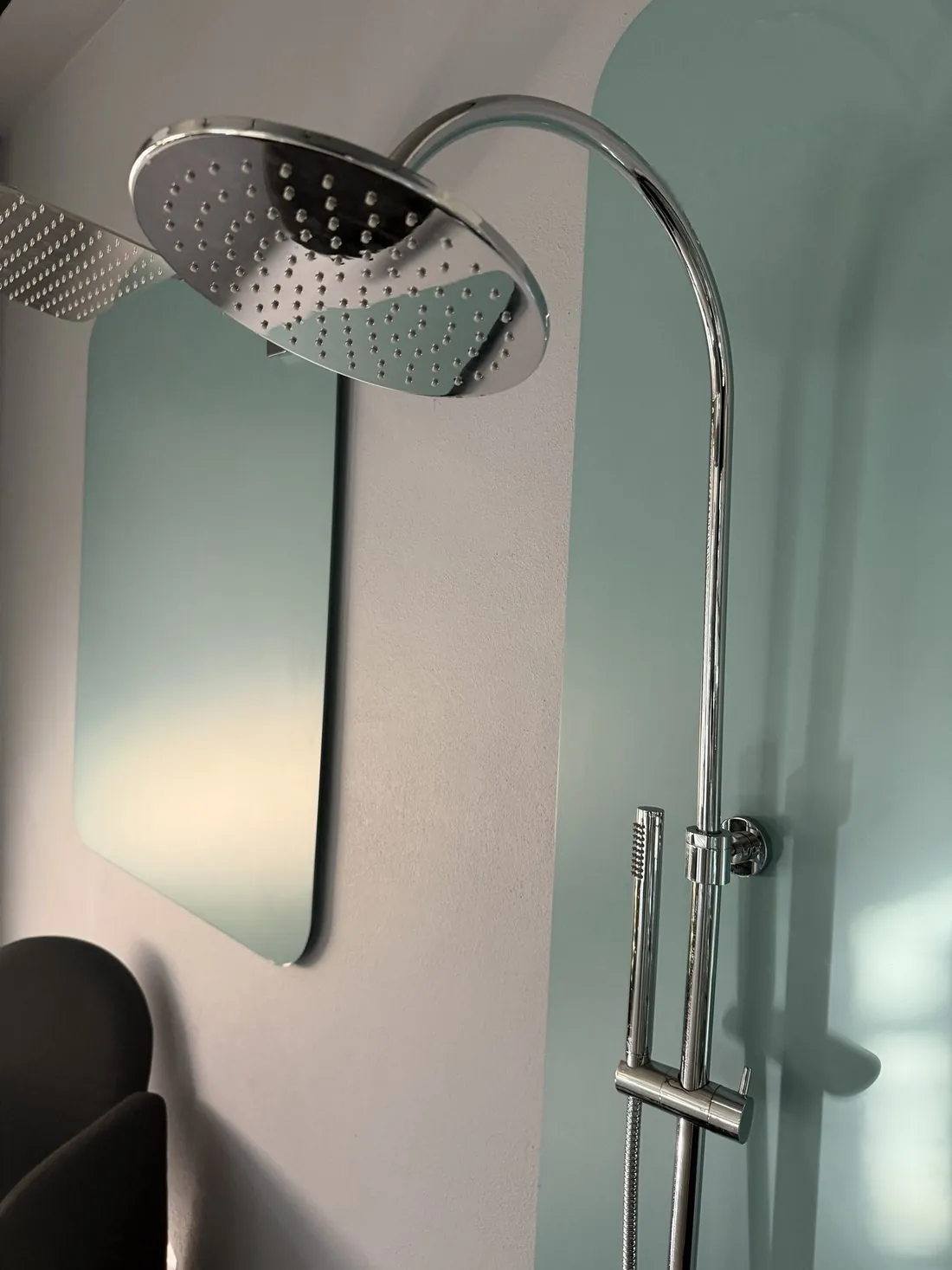 Colonna doccia cromata in un bagno moderno